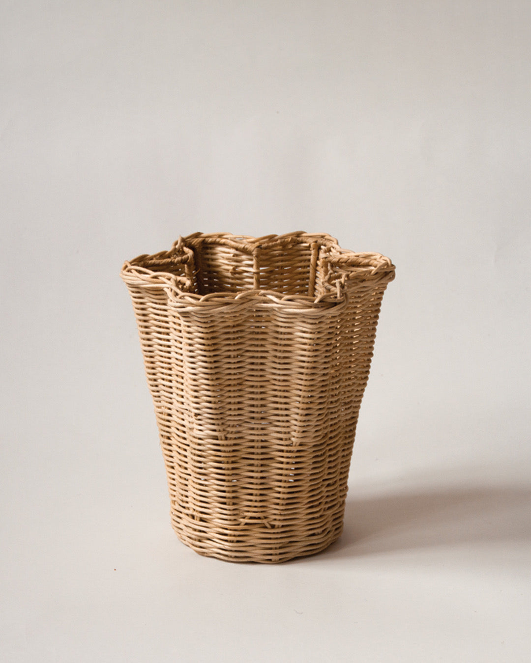 Rattan vase scalloped
